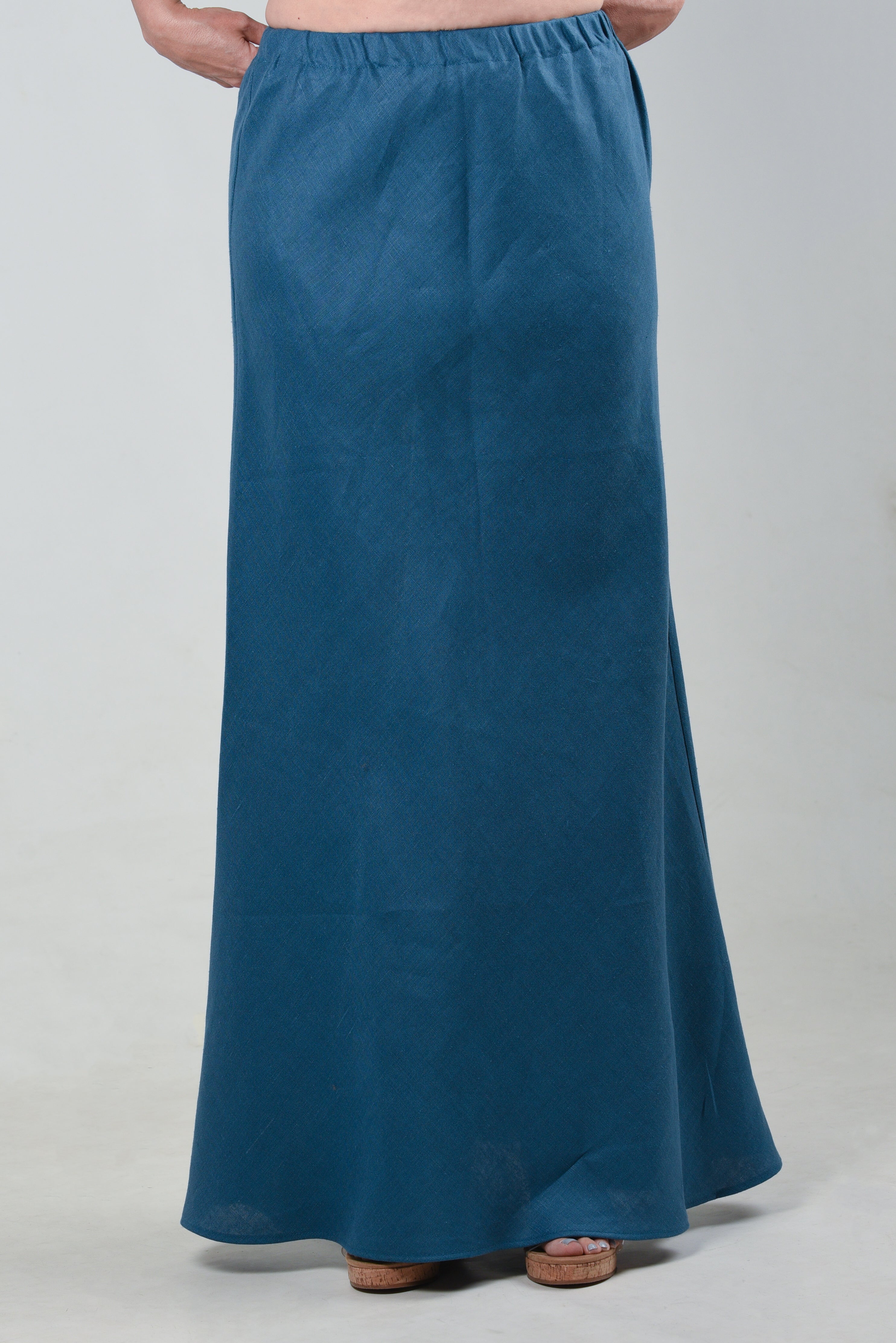 Elegant blue maxi skirt in a relaxed fit
